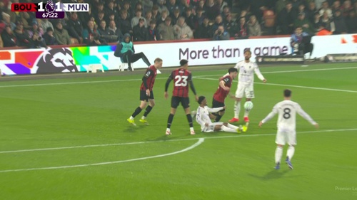 Tình huống gây tranh cãi nhất ở trận đấu của MU: Trọng tài 'quên' thổi 11m và bàn gỡ hòa chóng vánh