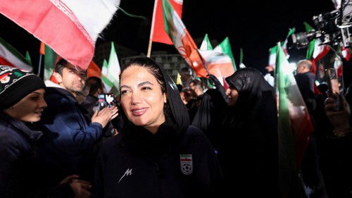 Đội tuyển bóng đá nữ Iran được chào đón như người hùng khi trở về quê nhà