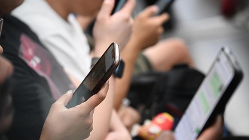 Ngày Quốc tế Hạnh phúc 2026: Mạng xã hội ảnh hưởng tiêu cực đến mức độ hài lòng về cuộc sống