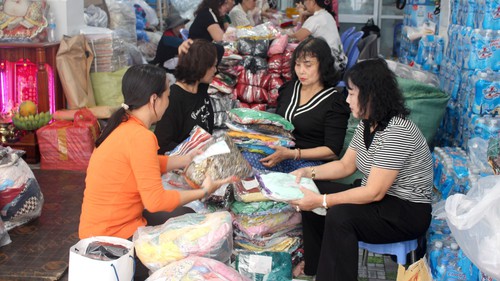 Tặng hơn 1.000 bộ áo dài cho phụ nữ vùng biên