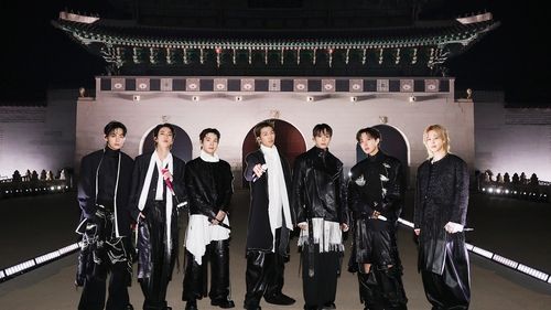 Gwanghwamun rực sáng: BTS tái xuất hòa quyện truyền thống và làn sóng Hallyu toàn cầu