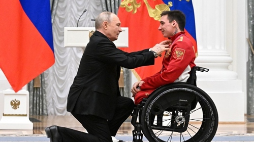 Khoảnh khắc Tổng thống Nga Putin quỳ một gối khi trao huân chương cho nhà vô địch Paralympic