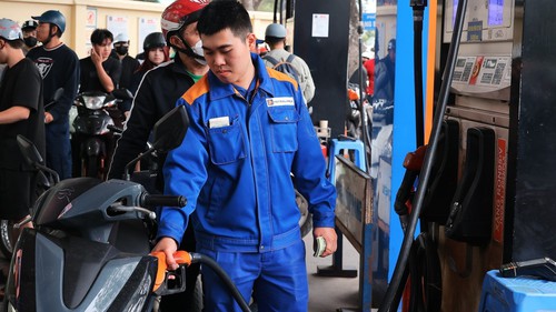 Giá xăng dầu chỉ được điều chỉnh ngay sau 1 ngày khi giá cơ sở tăng từ 15% trở lên