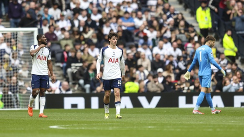 Thua đậm 0-3 ngay trên sân nhà, Tottenham chỉ còn hơn nhóm xuống hạng đúng 1 điểm
