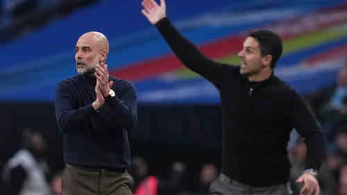 Guardiola cho Arteta thấy ai mới là 'chuyên gia giành danh hiệu'