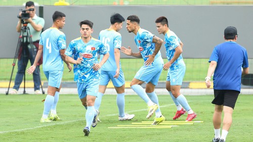 Khuất Văn Khang: 'Xuân Son hay Hoàng Hên cũng phải cạnh tranh vị trí'