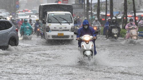 Dự báo thời tiết ngày 24/3: Trung Bộ mưa dông, cảnh báo thời tiết nguy hiểm