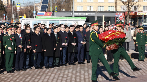 Thủ tướng Phạm Minh Chính đặt hoa tại Tượng đài Chủ tịch Hồ Chí Minh ở Moskva