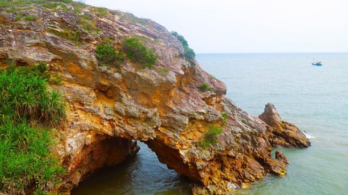 Khám phá hang Mũi Trâu dưới chân núi Mành Sơn, Nghệ An