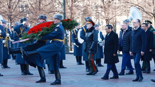 Thủ tướng đặt hoa tại Đài tưởng niệm Liệt sĩ vô danh Liên bang Nga ở thủ đô Moscow