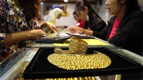 Giá vàng tại châu Á giảm xuống mức thấp nhất trong năm nay