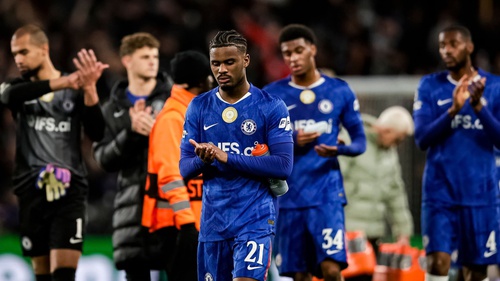 Hình ảnh bóng đá Anh đang bị thử thách