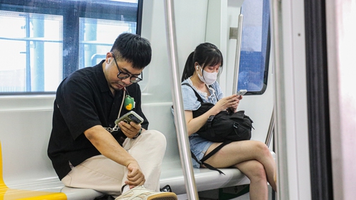 Giới trẻ Hà Nội chuyển sang đi tàu điện để tiết kiệm chi phí