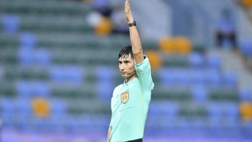 Rút thẻ đỏ với cầu thủ U23 Trung Quốc, trọng tài từng giành Còi bạc bị CĐV chỉ trích