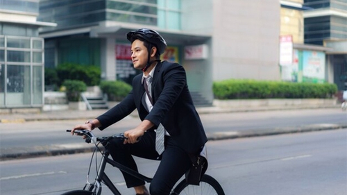 Giá xăng tăng, đạp xe trở thành trào lưu sống xanh và tiết kiệm