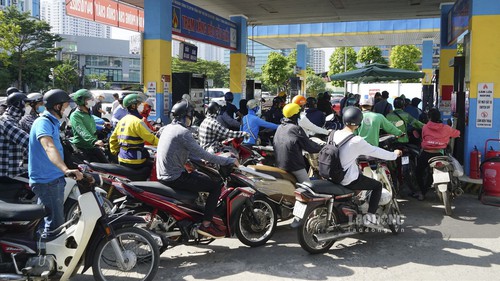 Biến động giá xăng dầu, người dân tìm cách tiết kiệm chi phí