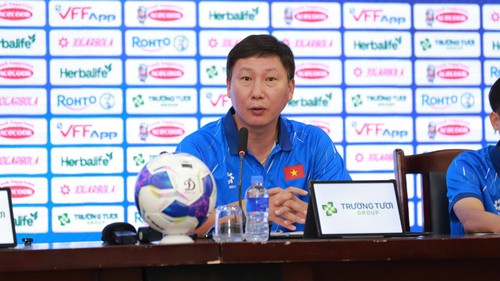 HLV Kim Sang Sik: 'Xuân Son có thể ra sân'