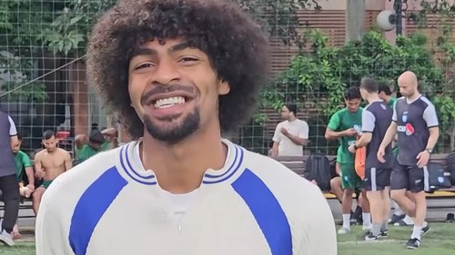 Vừa tới Hà Nội, ngôi sao vô địch FA Cup lên tiếng về trận gặp ĐT Việt Nam