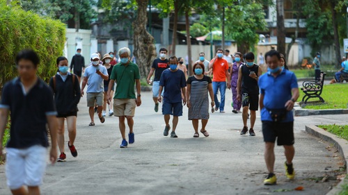 Xu hướng người Việt tích cực đi bộ lúc giá xăng tăng: Vừa tiết kiệm lại vừa... khoẻ