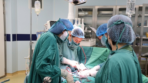 Phẫu thuật thành công khối u xơ tử cung “khổng lồ” 3,3kg kèm đa bệnh lý phức tạp