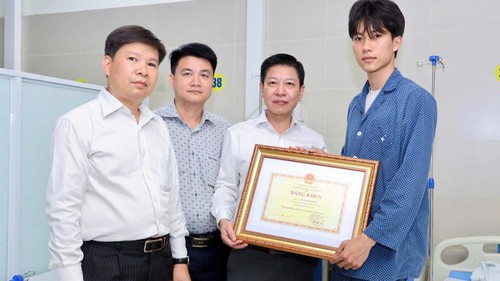 Tặng Bằng khen cho sinh viên dũng cảm cứu người trong đám cháy