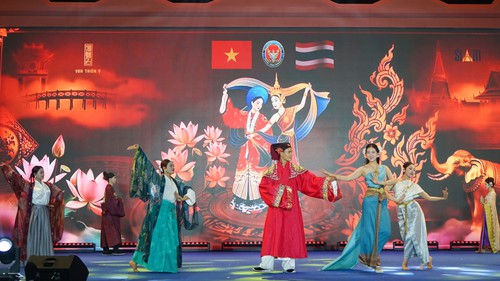 Trải nghiệm không khí lễ hội Songkran và ẩm thực xứ Chùa Vàng tại Hà Nội