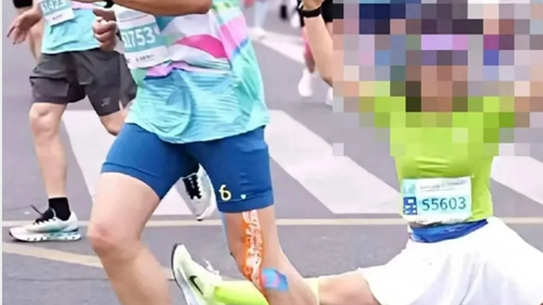 MXH Trung Quốc phẫn nộ với nữ runner xoạc chân tạo dáng tập yoga trên đường chạy marathon