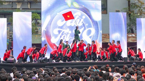 Tuổi trẻ THPT Việt Đức (Hà Nội) bùng nổ cảm xúc với "Khi tôi 18"