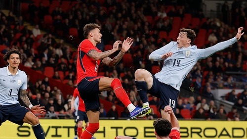 Sao Arsenal bị CĐV la ó khi tái xuất tuyển Anh, ghi bàn rồi khiến đội nhà bị phạt 11m