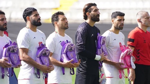 Xúc động hình ảnh ĐT Iran cầm cặp sách tưởng niệm học sinh thiệt mạng vì xung đột Trung Đông