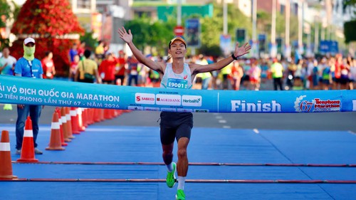 Hoàng Nguyên Thanh lập kỷ lục ở Tiền Phong Marathon, Trung Cường vô đối cự ly half marathon
