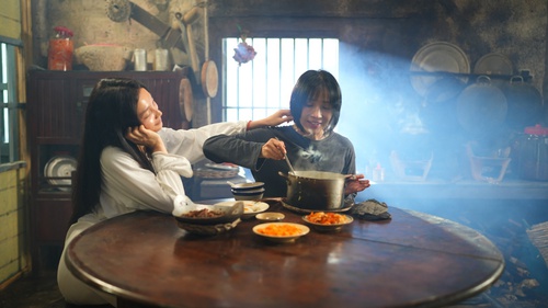 Phim "Quỷ nhập tràng 2": Ghi điểm nhờ chất keo tình chị em