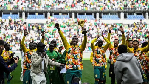 Senegal vẫn ngang nhiên diễu hành ăn mừng dù bị tước chức vô địch Châu Phi