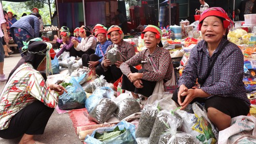 Nhộn nhịp phiên chợ Phương Độ đậm đà hồn quê ở Tuyên Quang