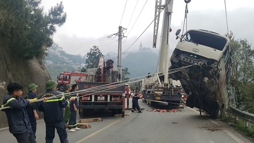 Khẩn trương khắc phục hậu quả vụ xe khách 29 chỗ lao xuống vực tại Tam Đảo