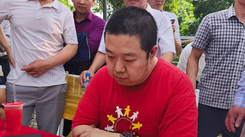 Cao thủ cờ tướng Trung Quốc nhận thất bại ở giải hội làng Việt Nam, khiến người hâm mộ bất ngờ