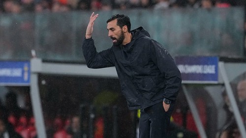 Arbeloa ngồi nhầm ghế ở Bernebeu