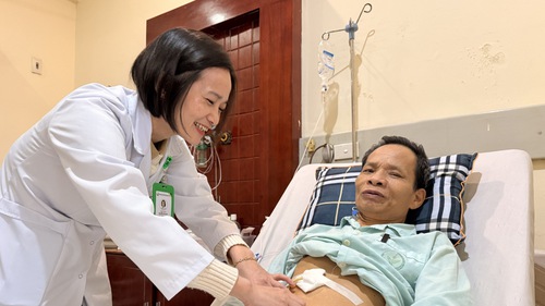 Phẫu thuật nội soi phức tạp cứu sống người bệnh "án tử" kép ung thư