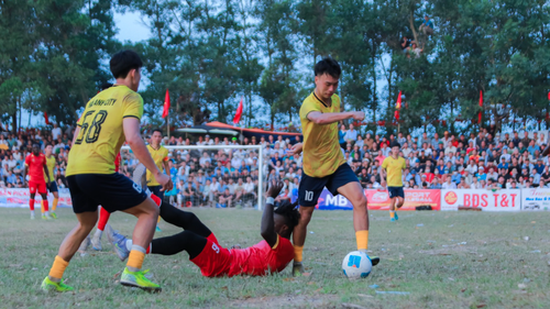 Dàn ngoại binh châu Phi thua trận chung kết bóng đá hội làng Việt Nam có tổng tiền thưởng 1,5 tỷ đồng