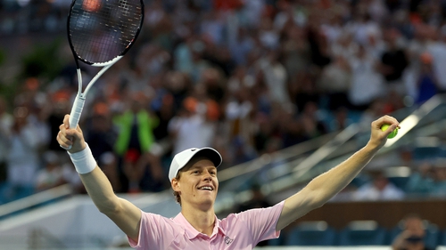 Sinner lập hàng loạt kỷ lục khó tin khi hoàn tất 'Sunshine Double', áp sát vị trí số 1 của Alcaraz