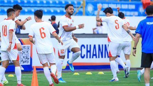 Đội tuyển Việt Nam làm quen sân Thiên Trường, Xuân Son hưng phấn