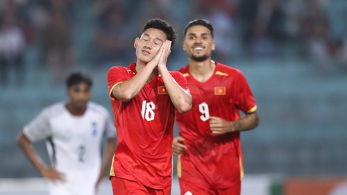 HLV Hoàng Văn Phúc: 'Cần đánh thức nền công nghiệp bóng đá'