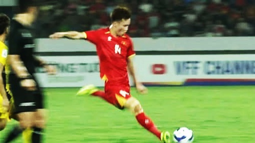 Dân mạng xuýt xoa khi Hoàng Đức ‘nã đại bác’ rung chuyển khung thành Malaysia