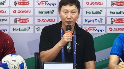 HLV Kim Sang Sik: 'Mỗi vị trí tôi đều có 2,3 cầu thủ tốt'