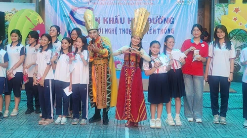 Sân khấu truyền thống giữa lòng đô thị: Làn gió mới đến từ những "mầm xanh"