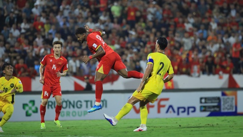Xuân Son bùng nổ với cú đúp, đội tuyển Việt Nam dẫn trước Malaysia 3-0