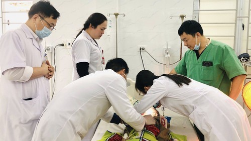 Cấp cứu kịp thời bé trai 27 tháng tuổi do hóc hạt nhãn