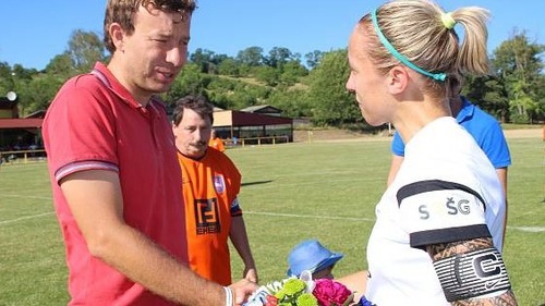 HLV đội bóng châu Âu nhận án tù vì quay lén học trò tắm