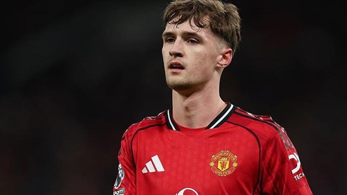 Con trai huyền thoại MU bị cấm thi đấu 6 trận vì xúc phạm đối thủ