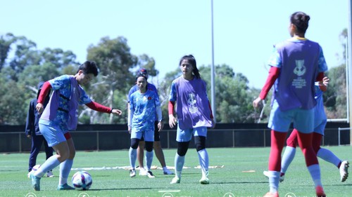 Đội tuyển nữ Việt Nam tập dưới nắng 35 độ, gặp Đài Bắc Trung Hoa lúc 12h00